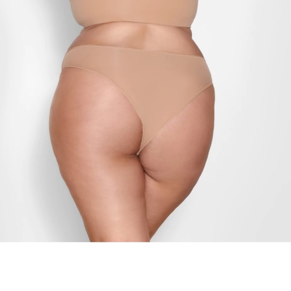 Skims Fits Everybody Cheeky Brief - Picture 2 of 8